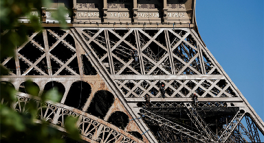 法國埃菲爾鐵塔進行第20次粉刷整修