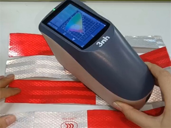 案例：道路交通反光膜的測量——YS4560分光測色儀